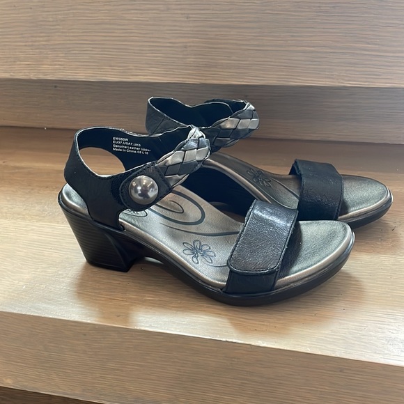 Aetrex Sylvia Adjustable Quarter Strap Heel in Black - Picture 4 of 9